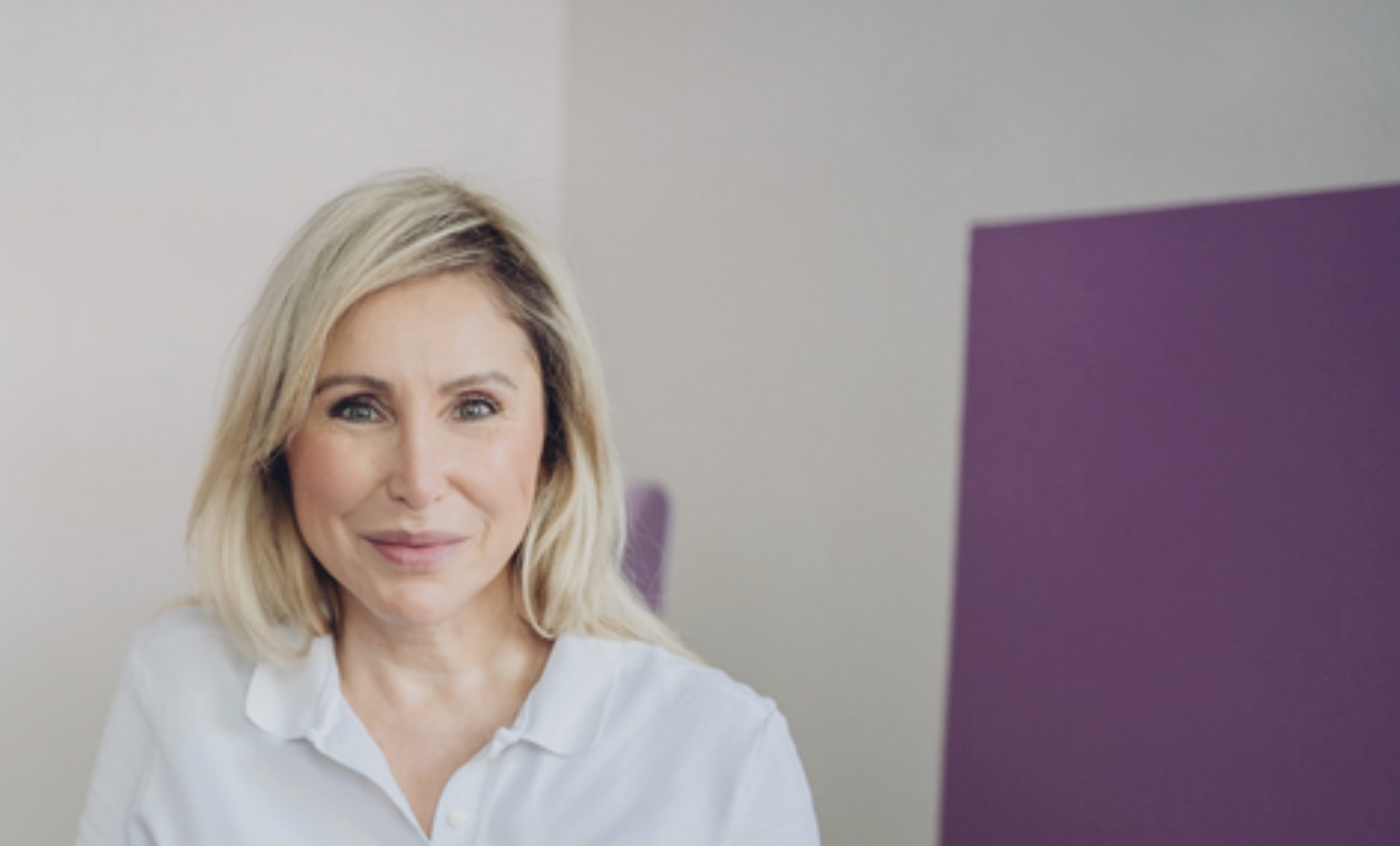 Cilem Knauf, Inhaberin von Abnehmen im Liegen Hamburg, im hellen Studio