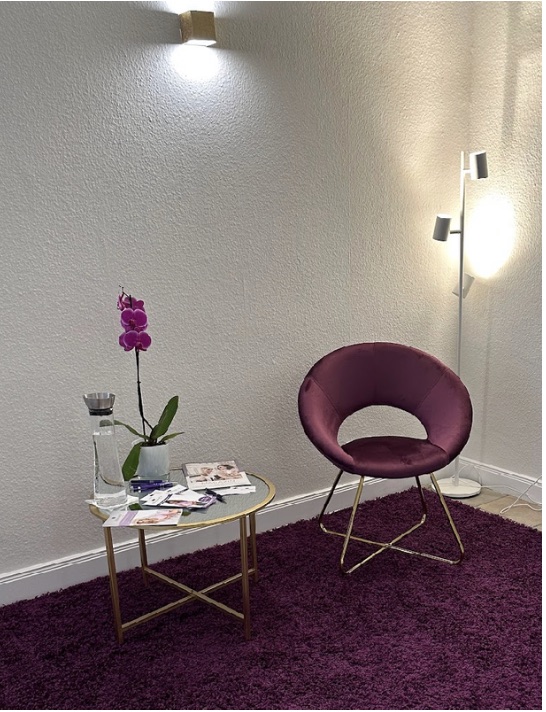 Ruhige Studio-Ecke mit Sessel, Beistelltisch und Orchidee